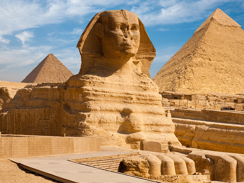 ضجة بسبب غفوة أبو الهول في مصر وتوقعات بحلول لعنة الفراعنة